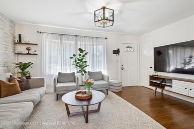 02_37thSt_1_LivingRoom_HiRes