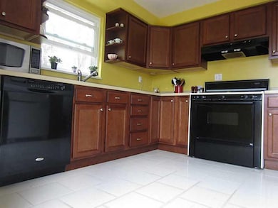 Kitchen. Gas stove with built-in griddle.