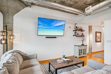 12-web-or-mls-W Seeboth St 305-S2506-012