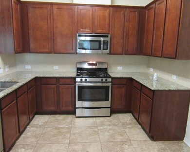 Beautiful kitchen with lots of cabinet & counter space