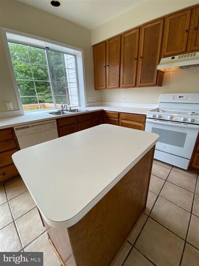 16889 Jed Forest Ln, Woodbridge, VA 22191 - photo 5