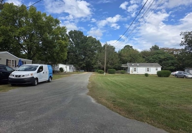 404 Milford St, Mount Olive, NC 28365 - photo 3