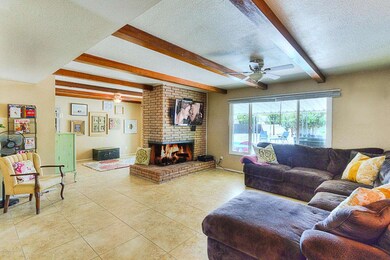 004_Living Room