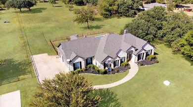 195 Lost Oak Dr, Azle, TX 76020 - photo 4