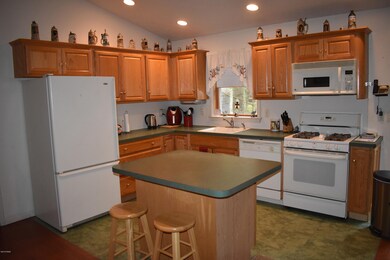 114 Rodeo Dr, Hawley, PA 18428 - photo 2