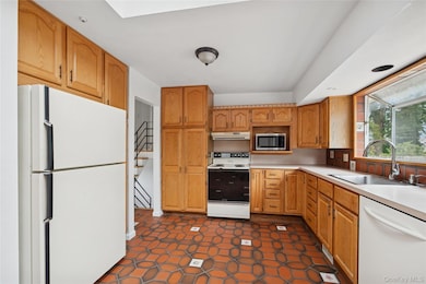 11 Montrose Dr, ComMacK, NY 11725 - photo 6