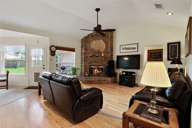 1404 Edinburgh Dr, Friendswood, TX 77546 - photo 5