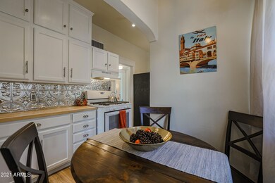 Kitchen & eating area1