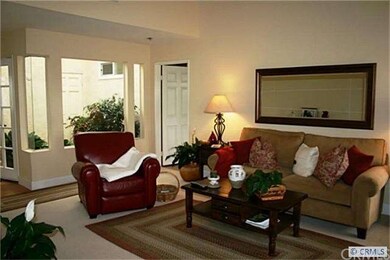 Living room with mountain views and Atrium
