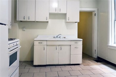 Kitchen:  10x12