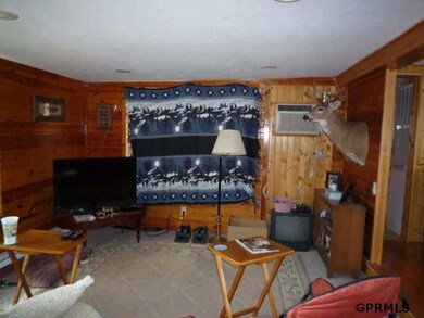 Nice window behind that blanket