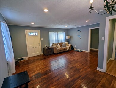 208 Melbourne St, Houston, TX 77022 - photo 3