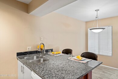 Breakfast bar/dining area