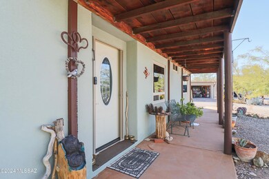 Nice big covered porch!