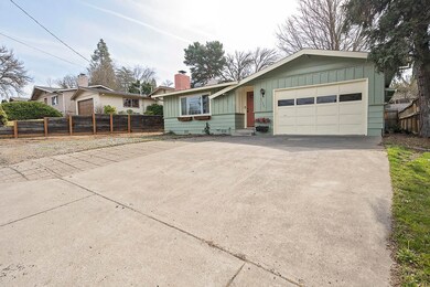 2136 E McAndrews Rd, Medford, OR 97504 - photo 3