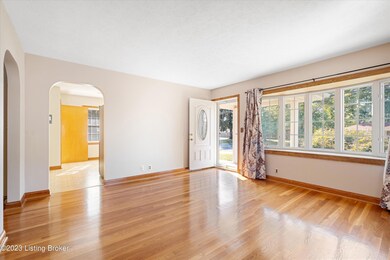 Living Room / Front Entry