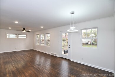 Now we turn around for a look in the homes ample l