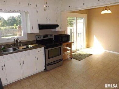 1919 W 36th St, Davenport, IA 52806 - photo 5