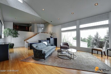 Extensive oak floors