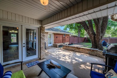 1406 Shady Creek Dr, Euless, TX 76040 - photo 7