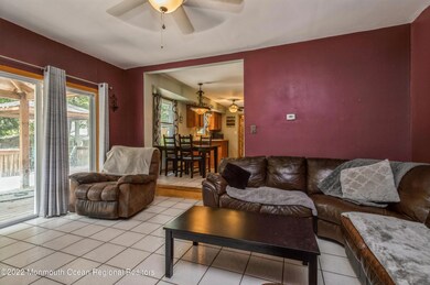 15_9MapleSt_3002_FamilyRoom_HiRes
