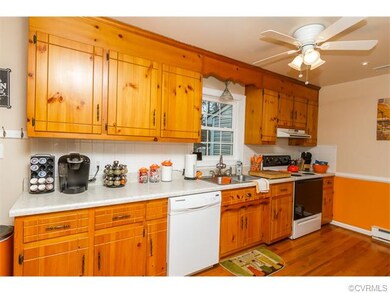 Kitchen has plenty of counter and cabinet space