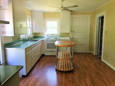 LARGE KITCHEN