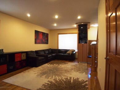 (6) Living Room