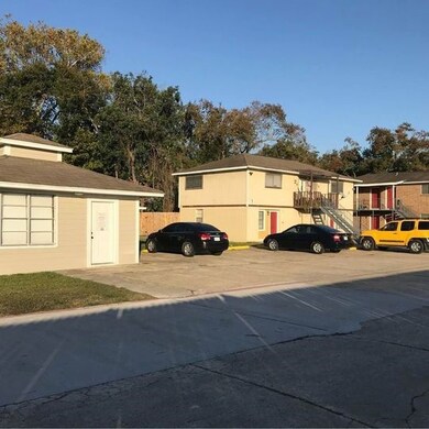 1020 1/2 N Main St unit 10, Baytown, TX 77520 - photo 2