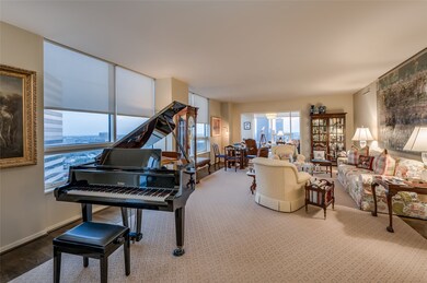 [Living Room]
Sweeping south views create an appe