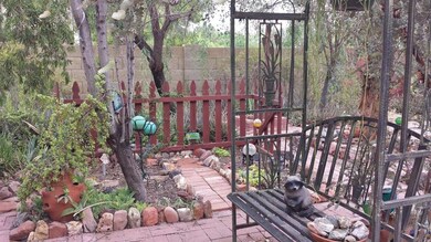 seating-in-the-gardens_21175678676_o
