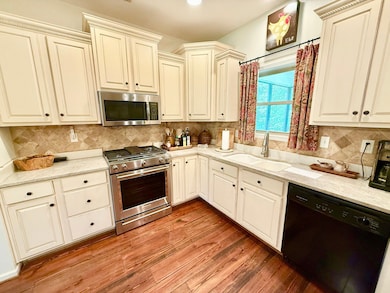 561 Maple Ridge Ln, Calera, AL 35040 - photo 7