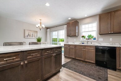 Large eat-in kitchen with and island, upgraded cab