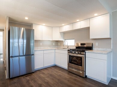 565 Marina Ln, Tavares, FL 32778 - photo 4