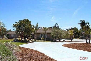 Ã¢â‚¬Â¢Granite counters in kitchen, white cabinets