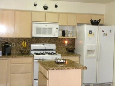 Kitchen. Granite Countertops & Backsplas