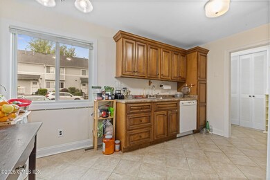 Eat-In Kitchen