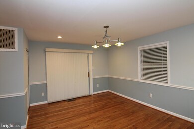 8212 Cottage St, Vienna, VA 22180 - photo 4