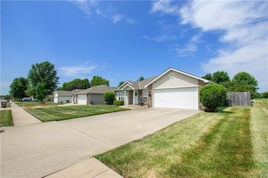 714 Coventry Ln, Raymore, MO 64083 - photo 3