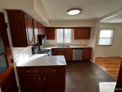 202 Stephens Dr, Utica, NY 13502 - photo 3