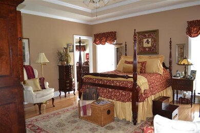 16X16 MATER BEDROOM W/TREY CEILING & HARDWOOD.