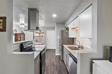 Kitchen with decorative backsplash, dark wood-styl