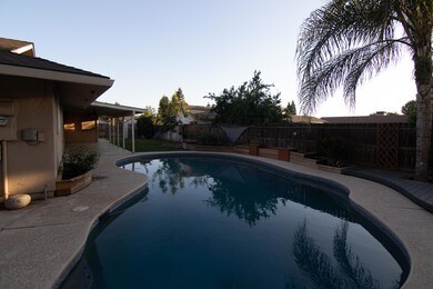 1429 S goddard -12