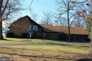 429 Lindman Dr, Chambersburg, PA 17202 - photo 2