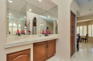 Dining area - Wet bar