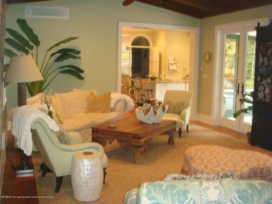 FAMILY ROOM 033