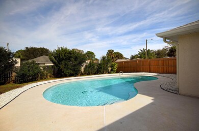 6710 Alazan - Pool