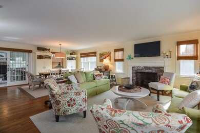 009-Living_Room-3650341-medium