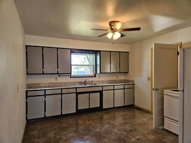 713 W 1st St, Mountain Grove, MO 65711 - photo 7