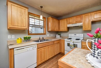 102 w twin oak dr-11